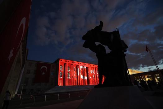 TBMM binasına 15 Temmuz'un 10'uncu yılında şehitlerin fotoğrafı yansıtıldı