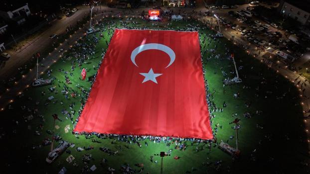 Kayseri'de 15 Temmuz etkinliklerinde dev Türk bayrağı açıldı