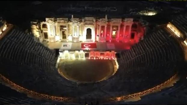 Pamukkale ve Hierapolis, 15 Temmuz'un 10'uncu yılında kırmızı-beyaz renklerle aydınlatıldı