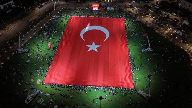 Kayseri'de 15 Temmuz etkinliklerinde dev Türk bayrağı açıldı