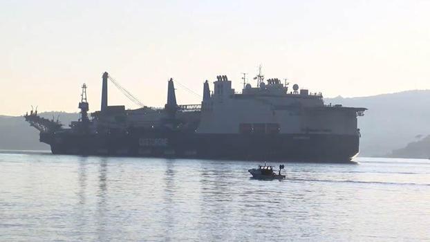 Boru döşeme gemisi ‘Castorone' İstanbul Boğazı'ndan geçiyor