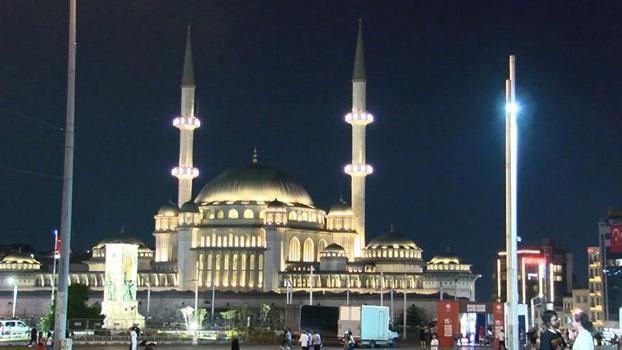 15 Temmuz'un 10'uncu yılında İstanbul'daki camilerde sela okundu