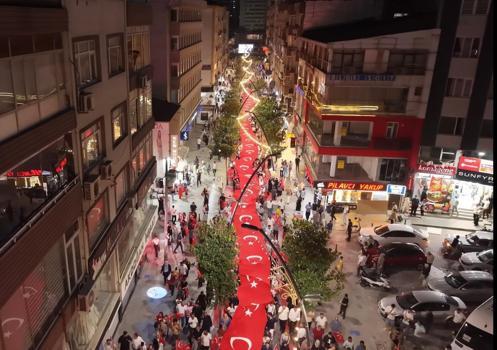 Bahçelievler'de şehitler için 100 metrelik bayrakla yürüdüler