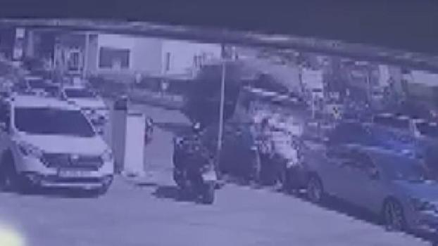 Tuzla’da malzeme yüklü kamyonet yola devrildi: kaza kamerada