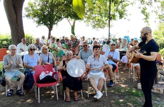 Muratpaşa'da yaşlılar türkülerle buluşuyor