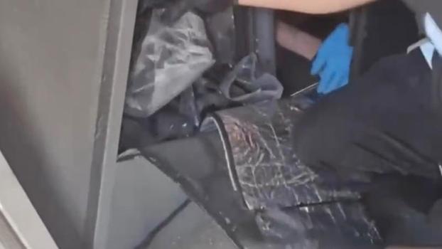 Tuzla'da yolcu otobüsündeki gizli bölmede 120 ruhsatsız silah ele geçirildi
