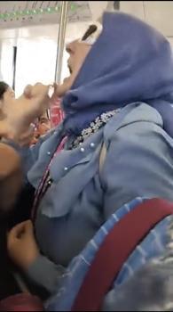 Eminönü’nde tramvayda 'Çocuklar kalksın' kavgası; bağırıp sırt çantası fırlattı