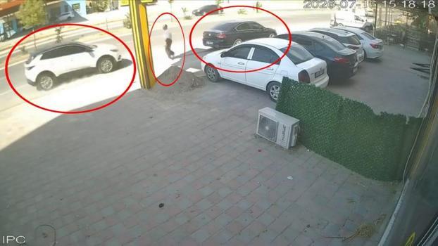 Cip, park halindeki otomobile çarptı, yaya son anda kurtuldu; kaza anı kamerada