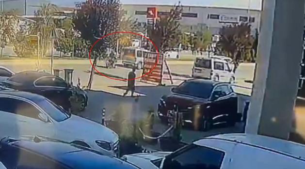 Motosiklet ile hafif ticari aracın çarpıştığı kaza kamerada: 1 yaralı