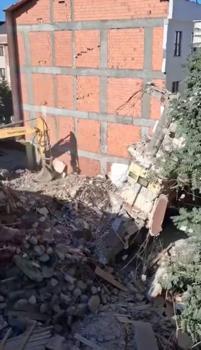Küçükçekmece'de yıkım sırasında devrilen parçanın yandaki binaya zarar verdiği anlar kamerada