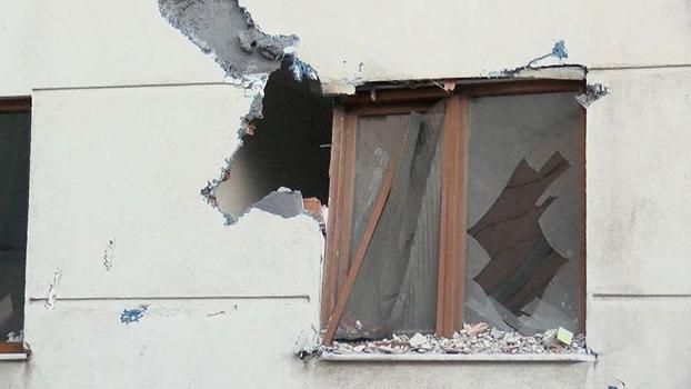 Küçükçekmece'de yıkım sırasında devrilen parçanın yandaki binaya zarar verdiği anlar kamerada