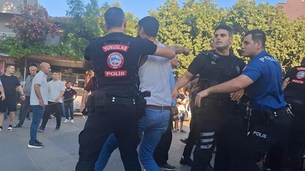 Bursa’da mahalleli arasında bıçaklı ‘park etme’ kavgası: 3 yaralı