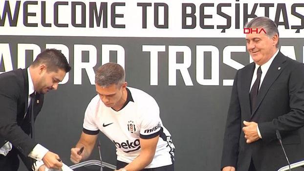 Leandro Trossard, 20 bin taraftarın önünde Beşiktaş'a imzayı attı