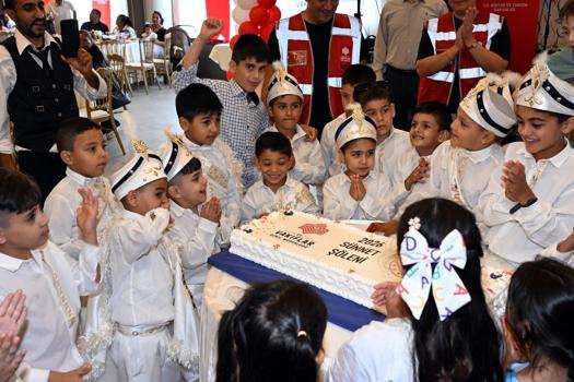 Edirne’de Vakıflar Bölge Müdürlüğü’nden ‘sünnet şöleni’