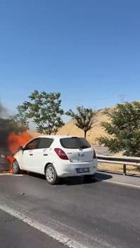 Mardin’de seyir halindeki otomobil yandı