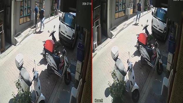 Kağıthane’de tıraşını beğenmediği berberi bıçaklayıp kaçtı; o anlar kamerada
