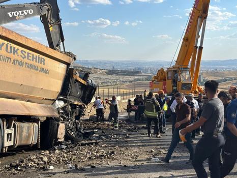 Ankara'da yol çalışmasında iki hafriyat kamyonu çarpıştı: 2 ölü