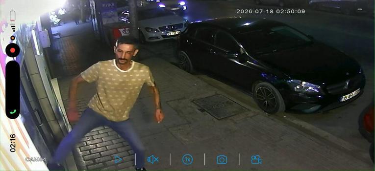 İş yerinin camını tekmeyle kıran şüpheliyi esnaf yakaladı; olay anı kamerada