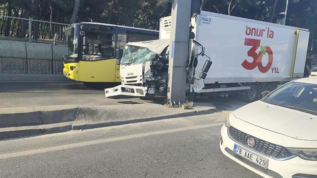 Bahçelievler D-100'de kamyonet direğe çarptı; şoför yaralandı