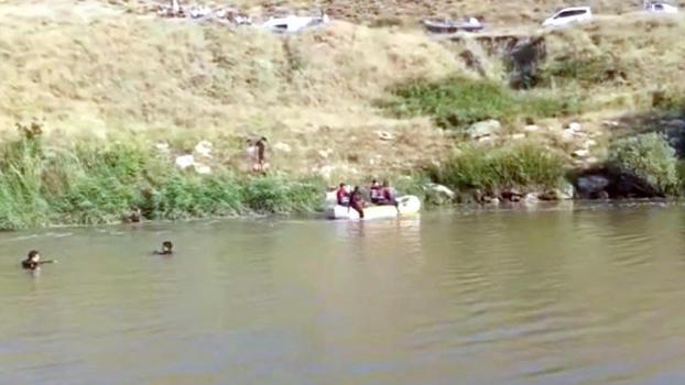 Çaya düşen kardeşlerden biri öldü, diğeri aranıyor