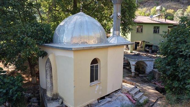 Anamur'daki 9 metrekarelik cami dronla görüntülendi