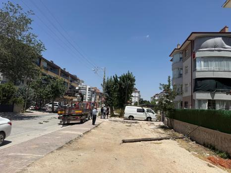 Vincin bomu telefon teline takıldı, devrilen direk minibüsün üzerine düştü