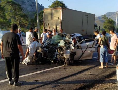 Otomobille kamyon çarpıştı; Efe Mert öldü, anne ve babası ağır yaralandı