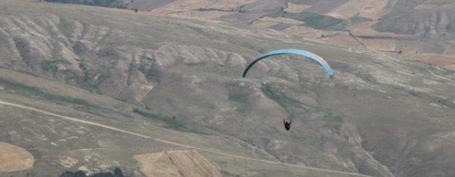 Kayalıklara düşen yamaç paraşütü pilotu öldü