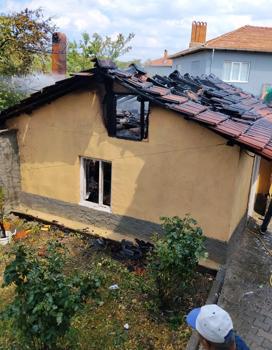 Köy evinin mutfağında çıkan yangını, itfaiye ekipleri söndürdü