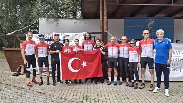 Bakan Bak’tan milli para bisikletçiler için tebrik mesajı