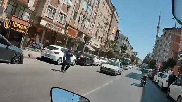 Esenler'de otomobilin kadına çarptığı anlar kamerada
