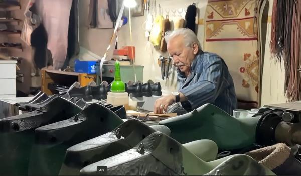 9 yaşında çırak olarak başladığı mesleğinde 63 yıldır ayakkabı tamir edip, üretiyor