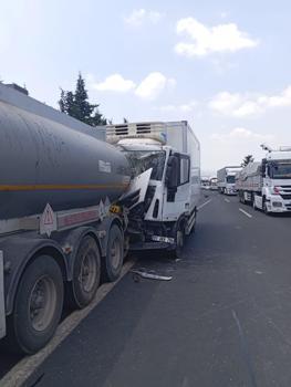 Tankere arkadan çarpan kamyondaki 2 kişi yaralandı