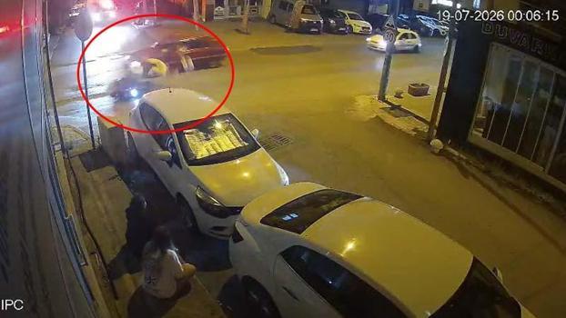 Trafik polisinin önünde motosiklet ile otomobil çarpıştı: O anlar kamerada