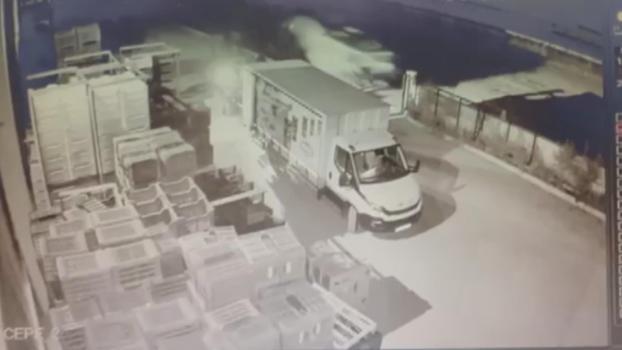 Kamyonetin traktöre ve bir tesisin duvarına çarptığı kaza kamerada: 1 ölü, 3 yaralı