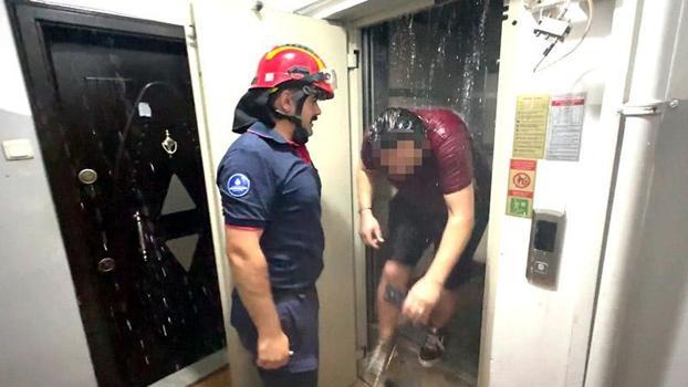 Avcılar’da boşaltılan sitedeki su saatini söktü; binayı su basınca asansörde kaldı