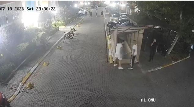 Esenyurt'ta 'yan baktın' kavgasında 15 yaşındaki çocuğu tekme tokat darbettiler