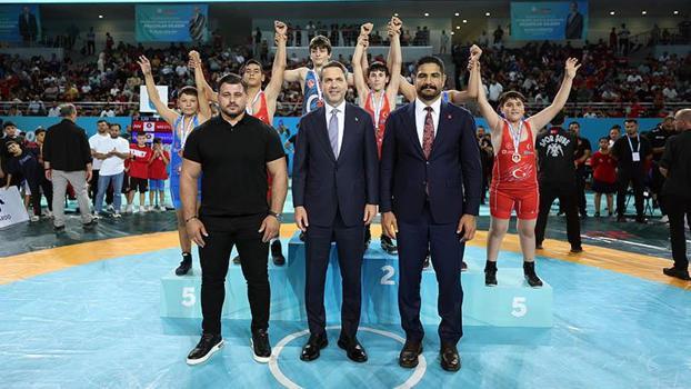 Bakan Bayraktar, 2. Büyük Güreş Festivali Minikler Şampiyonası’nda sporcularla bir araya geldi