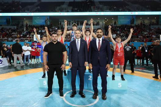 Bakan Bayraktar, 2. Büyük Güreş Festivali Minikler Şampiyonası’nda sporcularla bir araya geldi