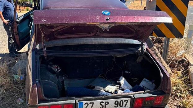 Refüje çarpan otomobildeki 3 kişi yaralandı