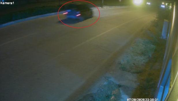 Takla atan otomobildekilerin yardımına koştular