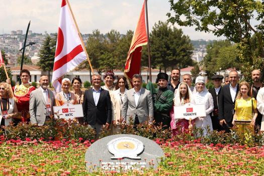Samsun'a gelen 12 ülkeden dansçılar Başkan Doğan'ı ziyaret etti