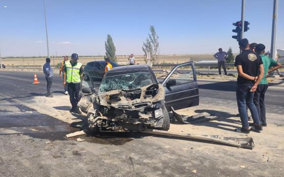 Otomobil, kırmızı ışıkta bekleyen kamyonete çarptı: 3 yaralı