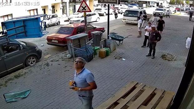 Eşya taşıma asansörünün minibüsün üzerine devrildiği anlar kamerada