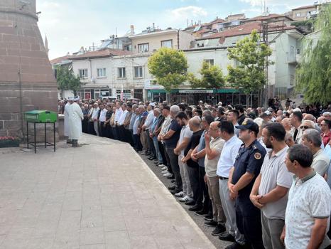 Samsun'da alabora olup batan teknede ölen çift ile yeğenleri Kayseri'de toprağa verildi
