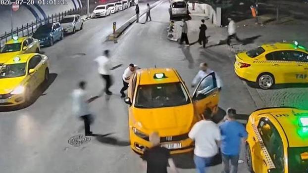 Sultangazi'de el freni çekilmeyen araçların hareket ettiği anlar kamerada