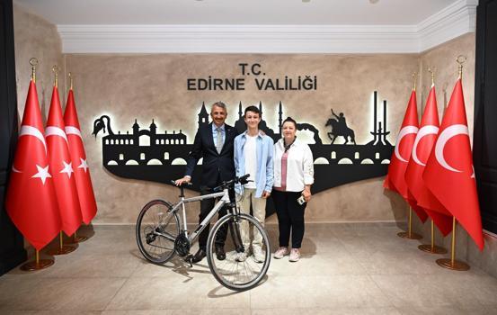 Edirne Valisi'nden çevreci Aras'a bisiklet hediyesi