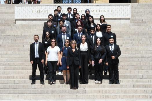 TİKAV, bursiyerleri ile Anıtkabir’i ziyaret etti