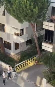 Maltepe'de kadına şiddet iddiasını duyan mahalleli balkona çıkan kişiye taş attı