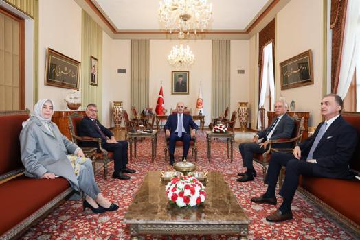 TBMM Başkanı Kurtulmuş, AK Parti Grubu ile görüştü